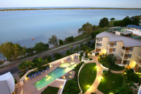  Moorings Beach Resort  Калундра